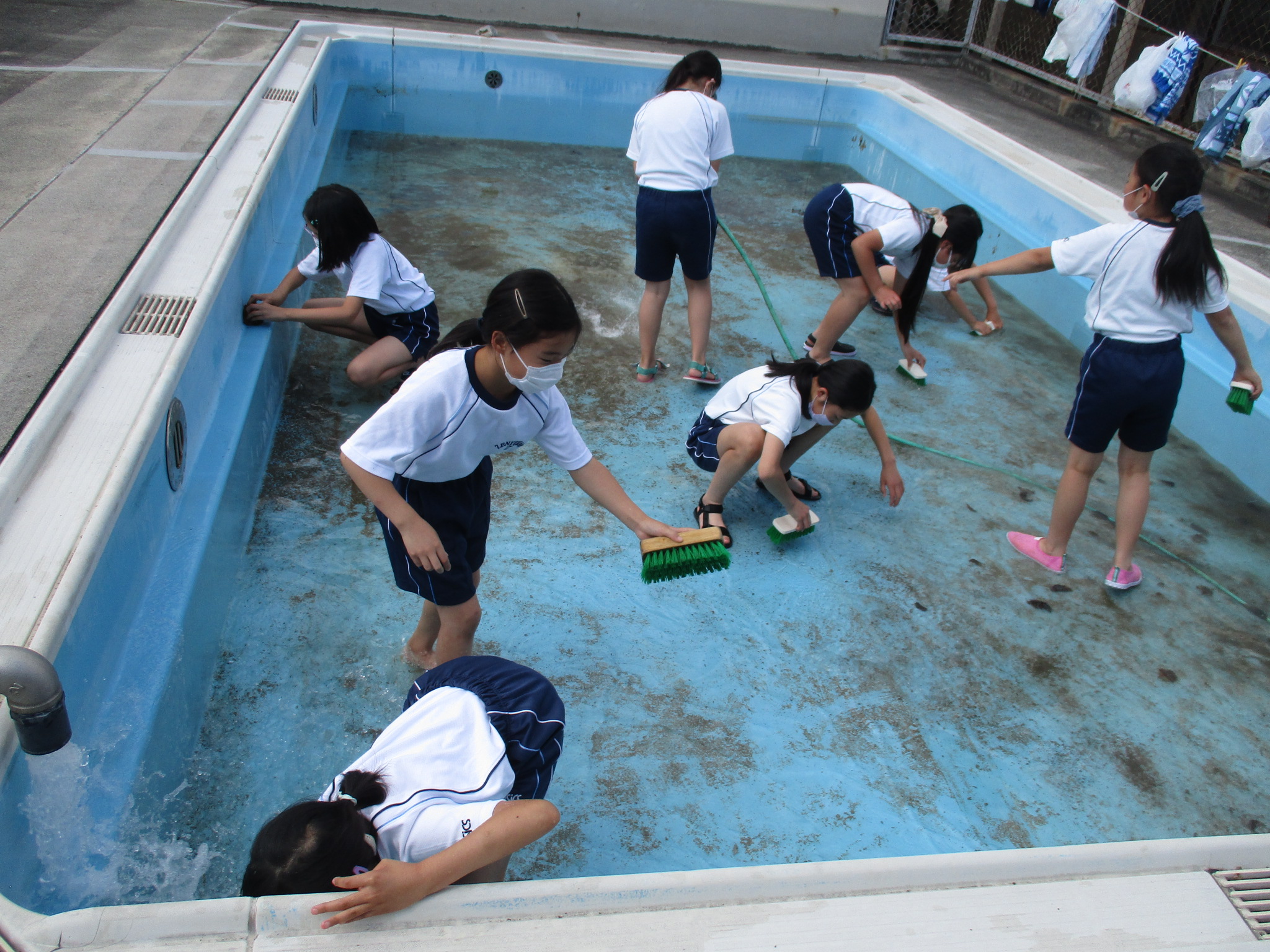 プール清掃 プール清掃（５年生，６年生） | 甲府市立善誘館小学校